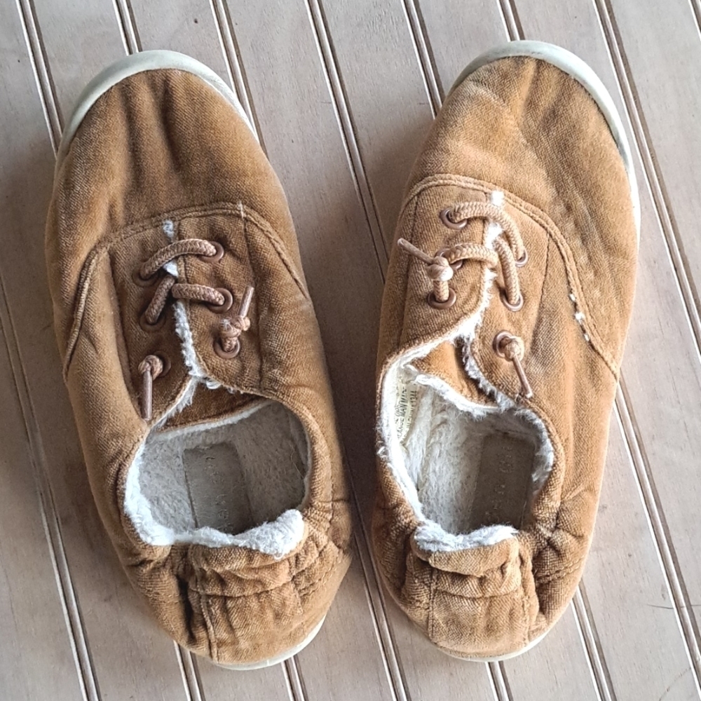 Madden Girl Brooke Slouchy Girls Soft Cozy Suede Slip-On Sneakers 5.5 wide